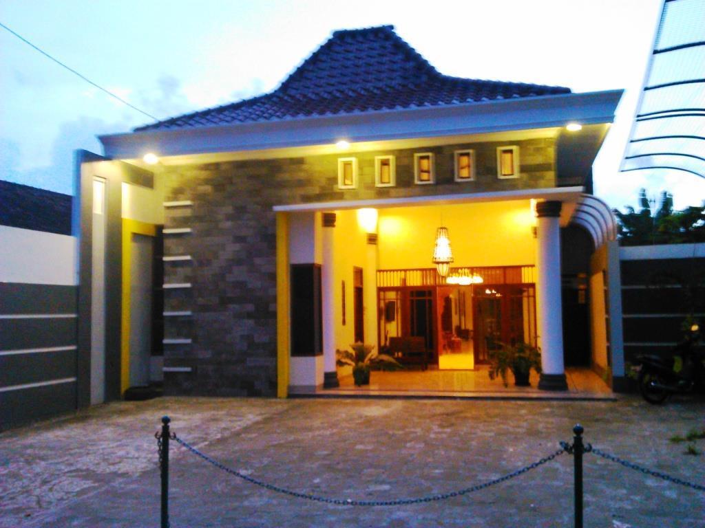 Griya Putri Dewi Guesthouse Jogjakarta Buitenkant foto