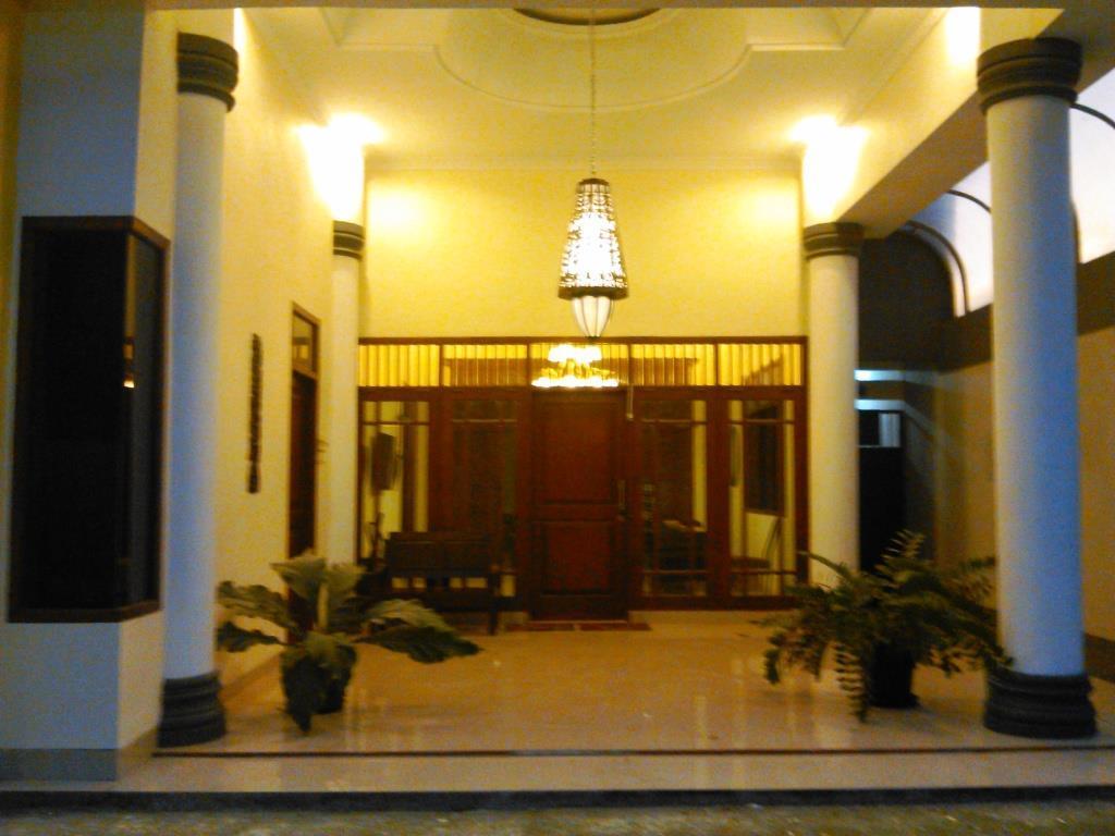 Griya Putri Dewi Guesthouse Jogjakarta Buitenkant foto