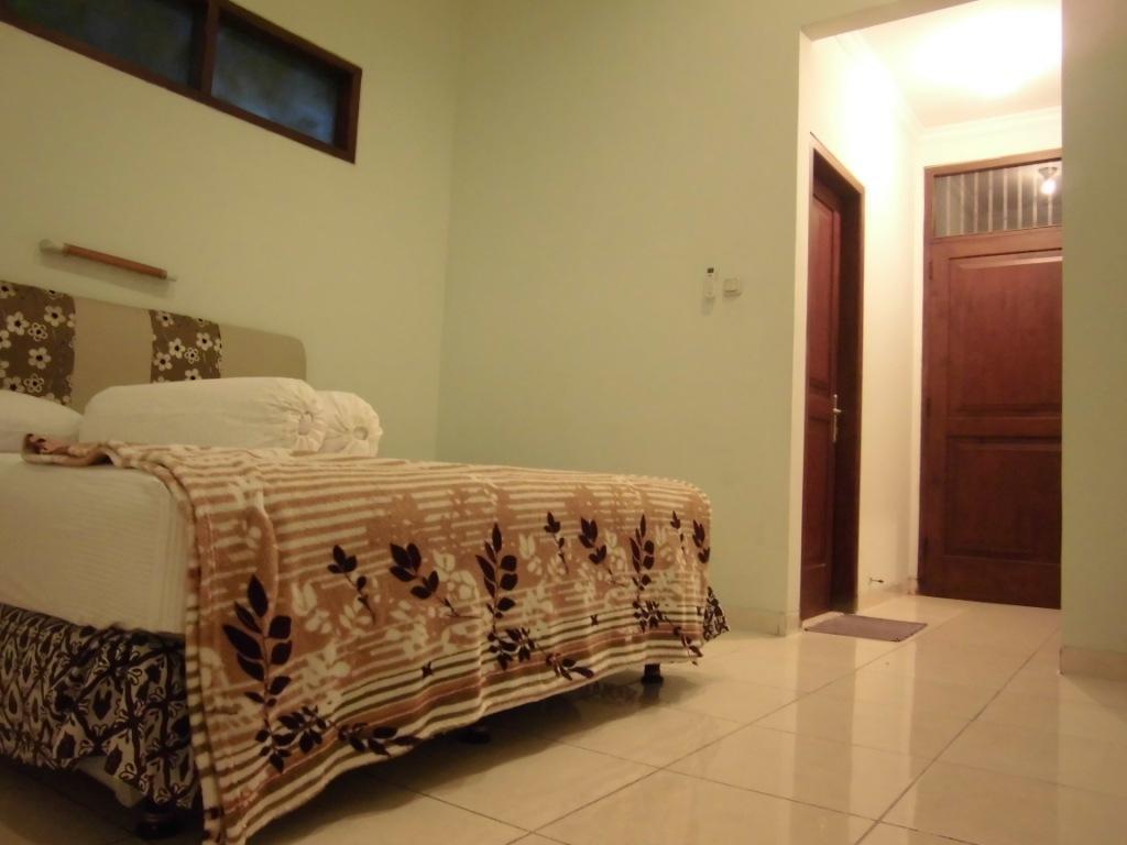 Griya Putri Dewi Guesthouse Jogjakarta Buitenkant foto
