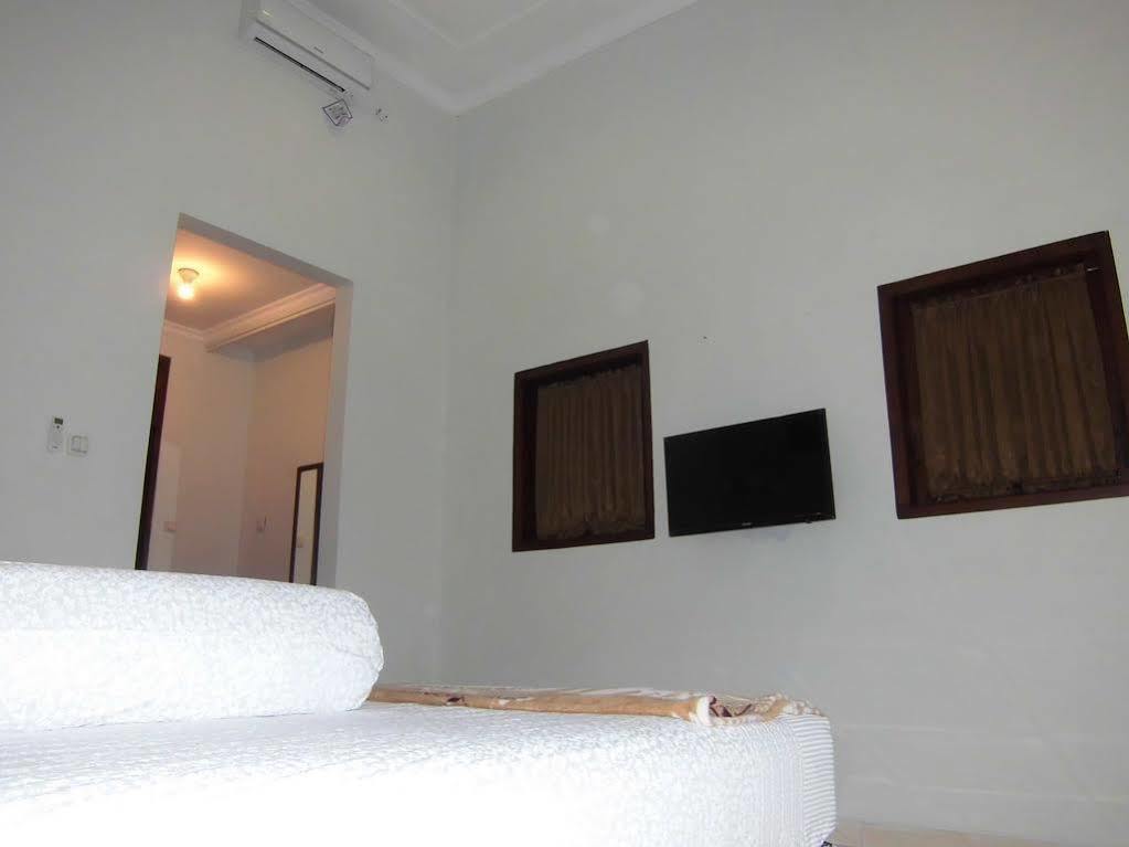 Griya Putri Dewi Guesthouse Jogjakarta Buitenkant foto