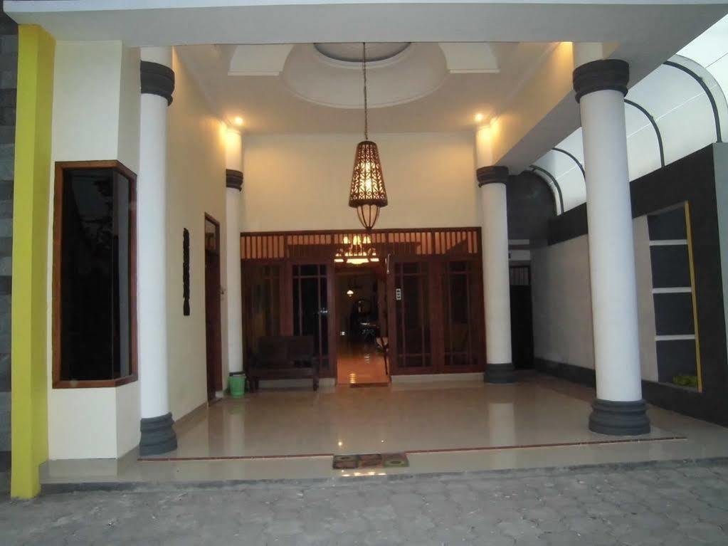Griya Putri Dewi Guesthouse Jogjakarta Buitenkant foto