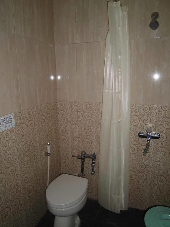 Griya Putri Dewi Guesthouse Jogjakarta Buitenkant foto