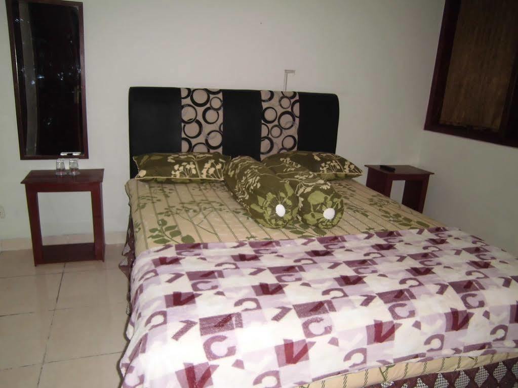 Griya Putri Dewi Guesthouse Jogjakarta Buitenkant foto