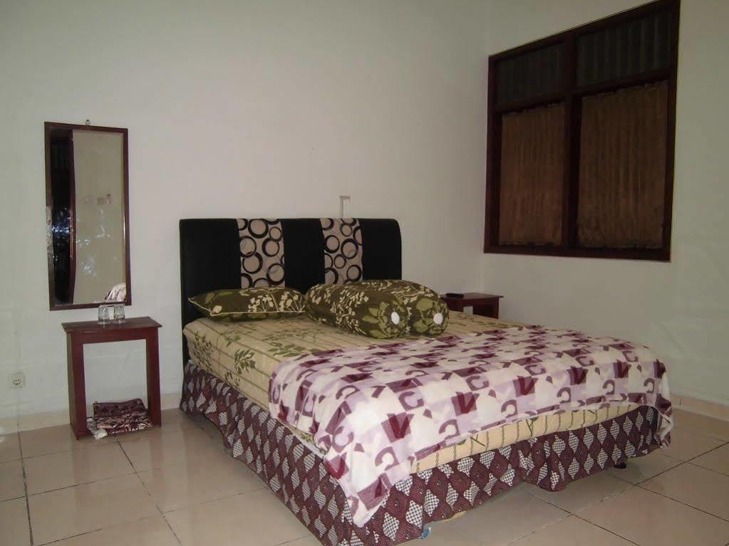 Griya Putri Dewi Guesthouse Jogjakarta Buitenkant foto