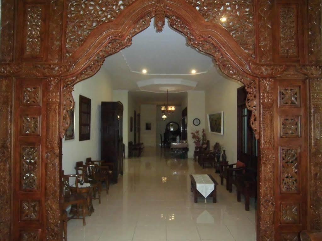 Griya Putri Dewi Guesthouse Jogjakarta Buitenkant foto