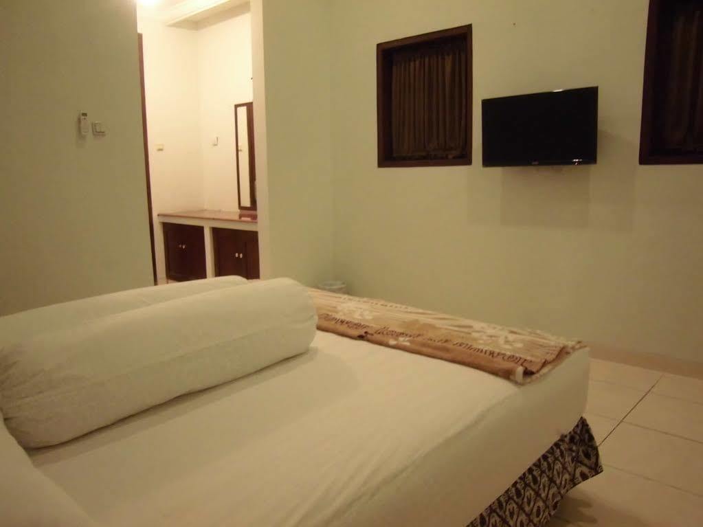 Griya Putri Dewi Guesthouse Jogjakarta Buitenkant foto