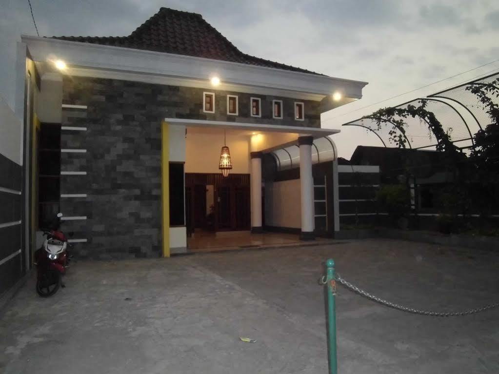 Griya Putri Dewi Guesthouse Jogjakarta Buitenkant foto