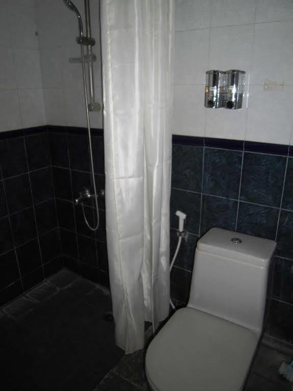 Griya Putri Dewi Guesthouse Jogjakarta Buitenkant foto