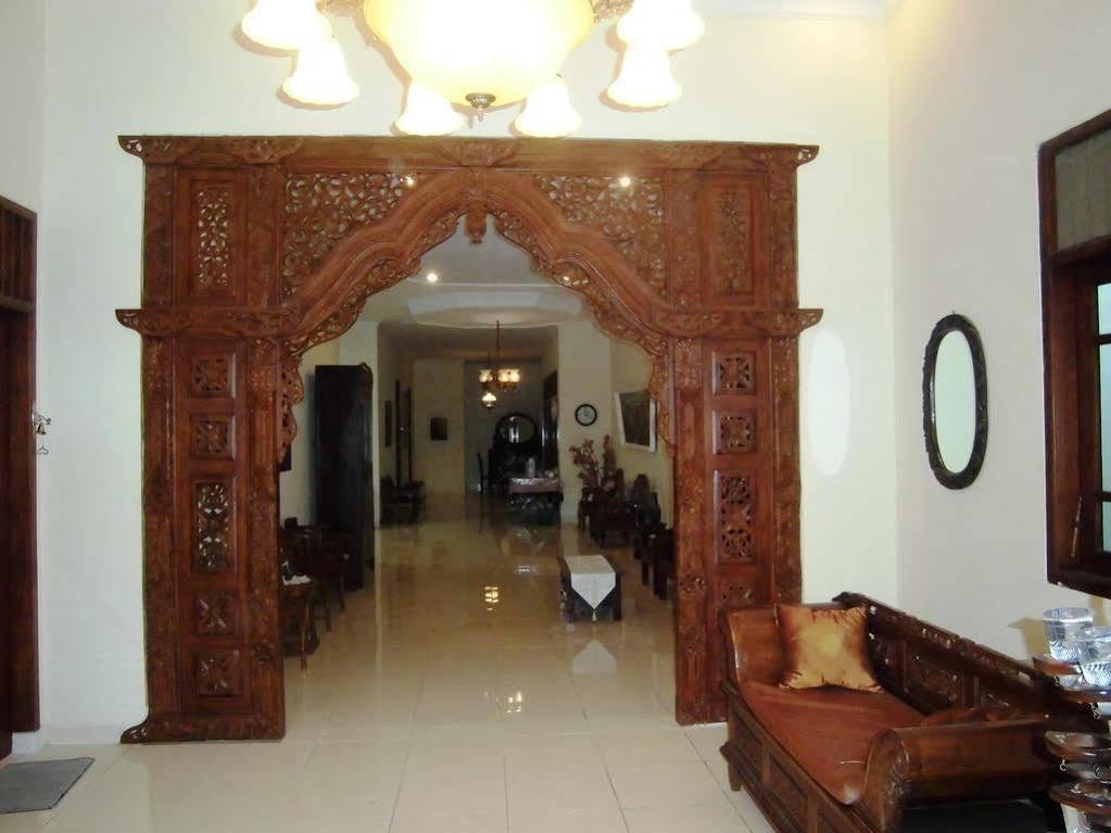Griya Putri Dewi Guesthouse Jogjakarta Buitenkant foto