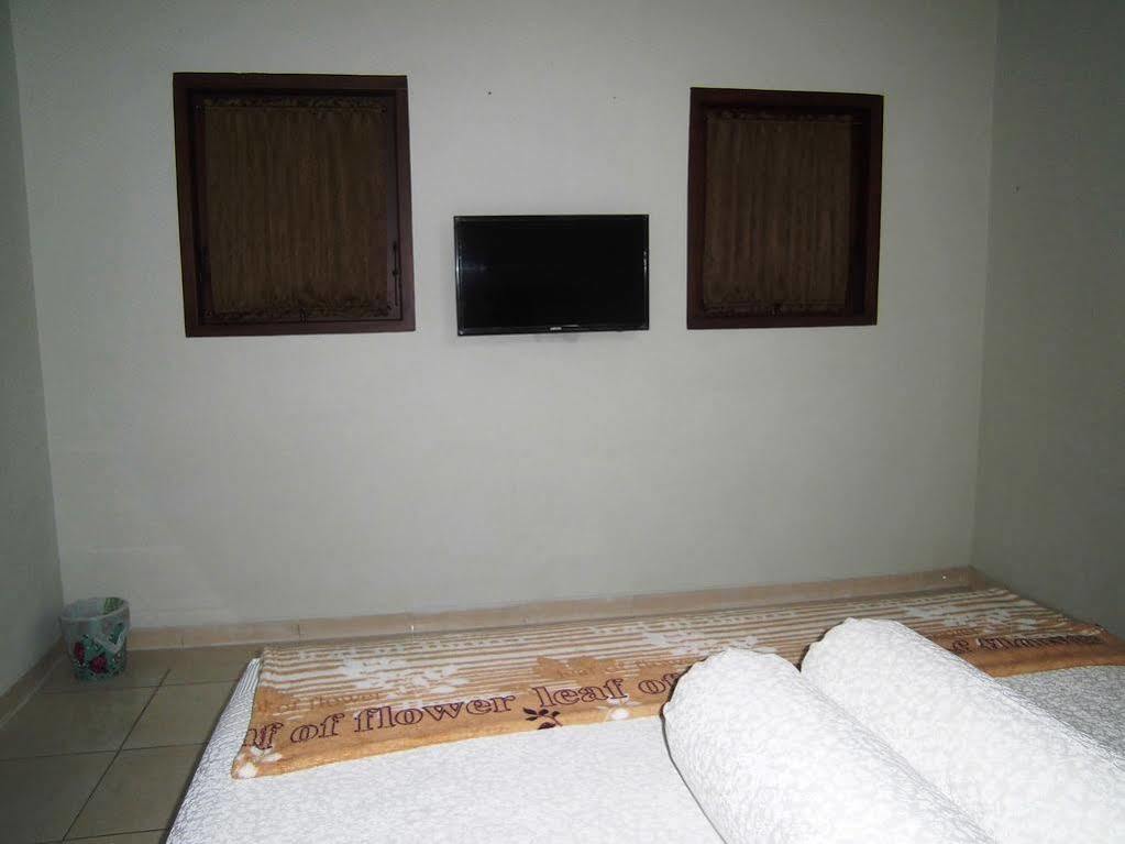 Griya Putri Dewi Guesthouse Jogjakarta Buitenkant foto